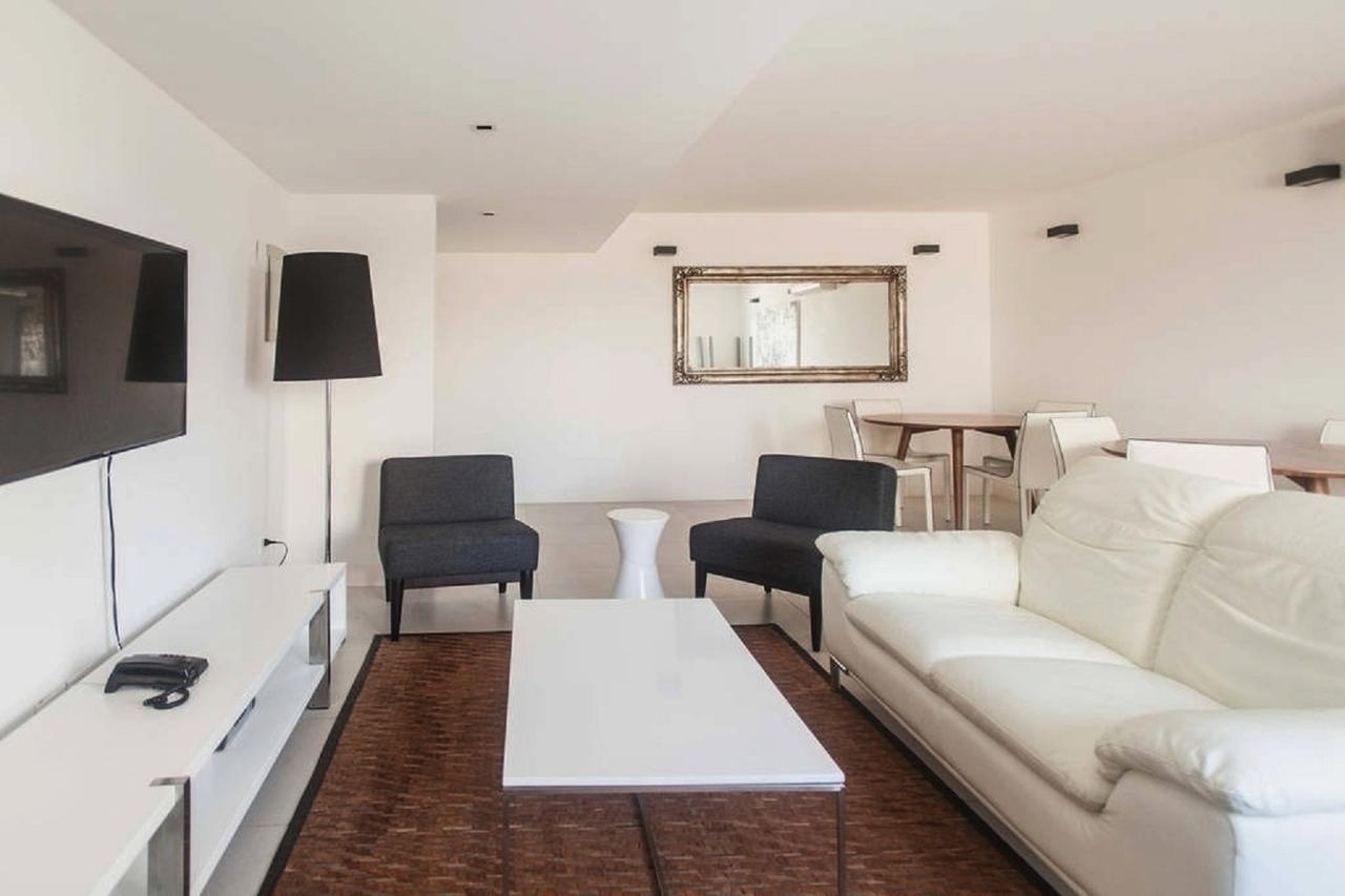 Peninsula Apartment